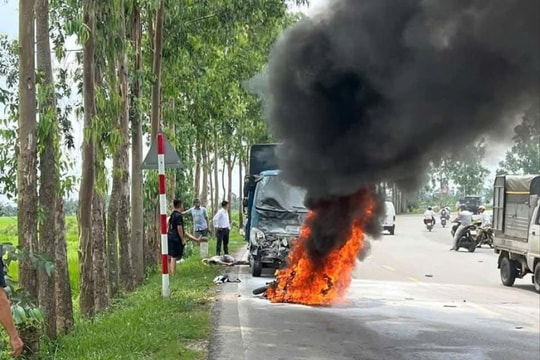 Xe máy bốc cháy và 1 người tử vong trong vụ tai nạn giao thông tại đường tỉnh 391 (Tứ Kỳ)