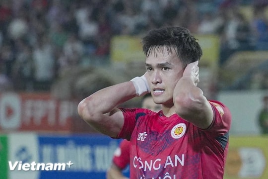 Bất lực trước 'bức tường' Hà Tĩnh, Công an Hà Nội chia điểm ngay tại sân Hàng Đẫy