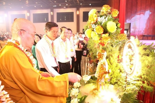 More than 4,500 monks, nuns, Buddhists and people attended the Buddha's Birthday celebration at Bai Dinh Pagoda.