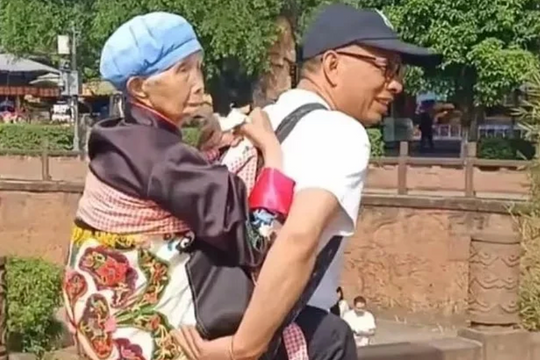 Con trai cõng mẹ 88 tuổi đi du lịch