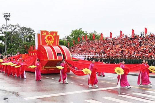 Duyệt đội ngũ và diễu hành quần chúng kỷ niệm 70 năm giải phóng Hải Phòng