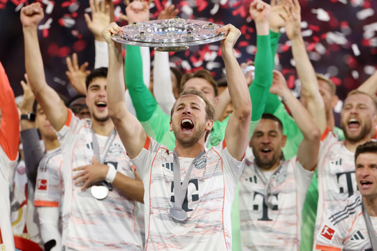 Harry Kane lần đầu nâng Cup