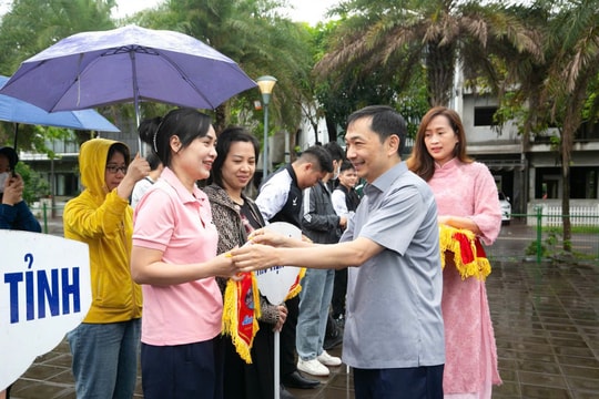 Hàng trăm vận động viên hòa mình trong Ngày hội xuống nước