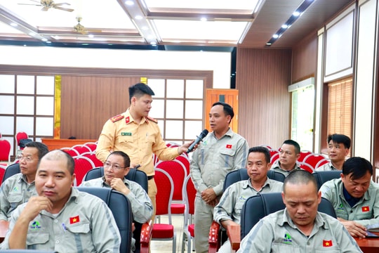 Cảnh sát giao thông Hải Dương tuyên truyền pháp luật trong doanh nghiệp vận tải