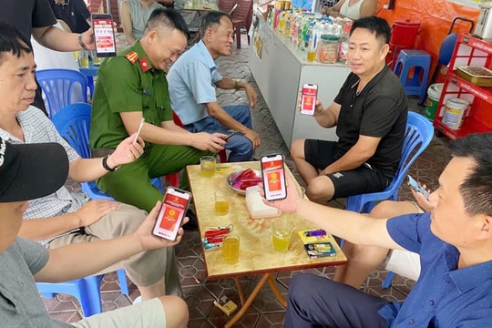 Công an Hải Dương hướng dẫn người dân góp ý sửa đổi Hiến pháp qua ứng dụng VNeID