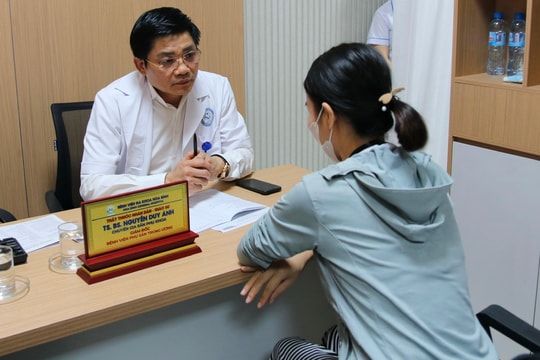 Giám đốc Bệnh viện Phụ sản trung ương khám bệnh miễn phí tại Bệnh viện Đa khoa Hòa Bình