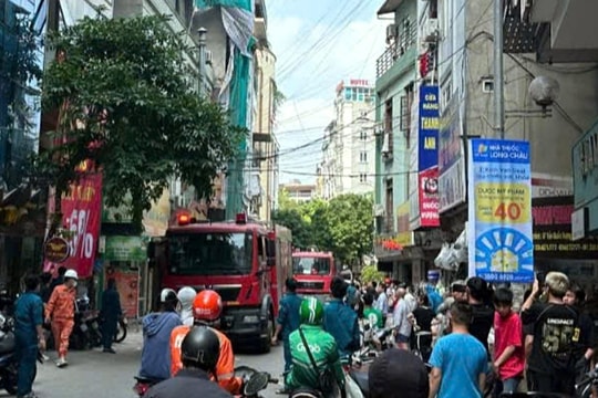 Cháy nhà ở quận Cầu Giấy, người dân hoảng loạn tháo chạy