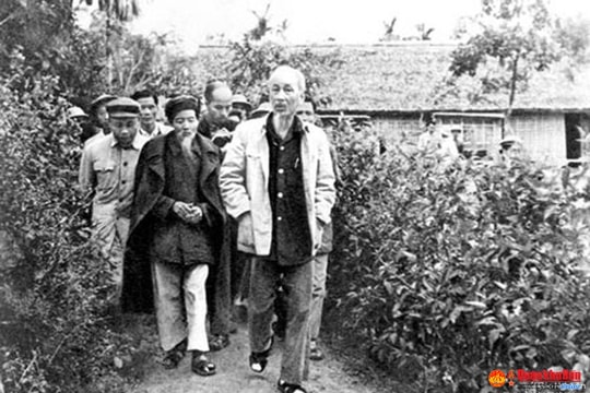Bác về thăm quê