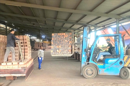 Giá gạch nung tăng mạnh do khan hiếm nguồn cung