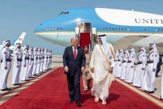 Quốc vương Qatar ra sân bay đón ông Trump