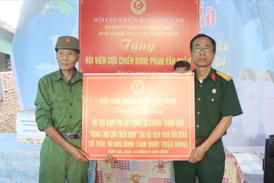 Trao kinh phí hỗ trợ xây nhà 'nghĩa tình đồng đội' thứ 56 cho cựu chiến binh khó khăn