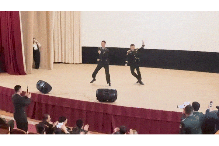Giảng viên trường quân sự nhảy dancesport gây sốt ở Nga