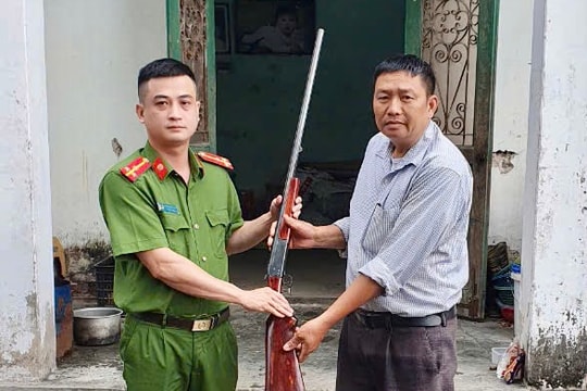 Người dân tự giác giao nộp hàng trăm khẩu súng và công cụ hỗ trợ
