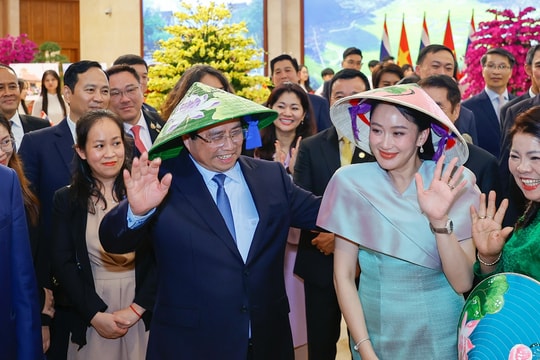 Thủ tướng Phạm Minh Chính và Thủ tướng Thái Lan thưởng lãm sản phẩm thủ công