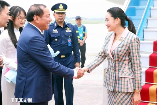 Thủ tướng Vương quốc Thái Lan bắt đầu thăm chính thức Việt Nam