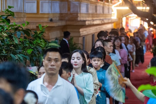 Dòng người chờ chiêm bái xá lợi Đức Phật trong đêm, bất kể trời mưa