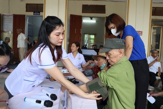 150 người có công, gia đình khó khăn phường Thất Hùng (Kinh Môn) được tặng quà, khám bệnh miễn phí