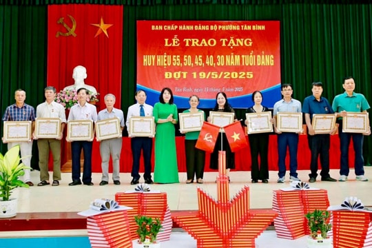 Hải Dương trao tặng, truy tặng Huy hiệu Đảng cho 2.308 đảng viên