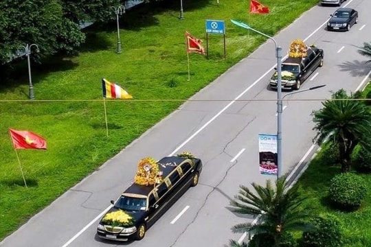 Hàng vạn người đón đoàn xe limousine rước xá lợi Đức Phật tới chùa Tam Chúc