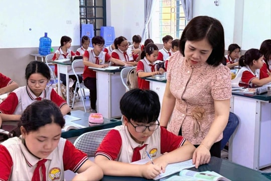 Cô giáo ngữ văn làm theo Bác bằng việc cụ thể