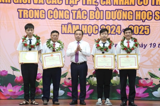 Tuyên dương, khen thưởng học sinh giỏi, giáo viên tiêu biểu trong công tác bồi dưỡng học sinh giỏi