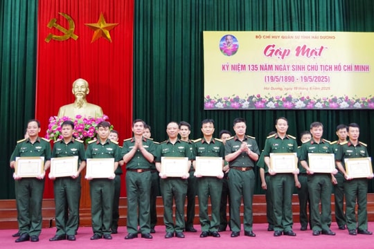 Khen thưởng 17 tập thể, cá nhân trong đợt thi đua ‘Thần tốc - Quyết thắng’ ở Hải Dương