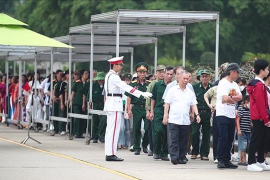 Dòng người xếp hàng vào Lăng viếng Bác trong ngày sinh của Người