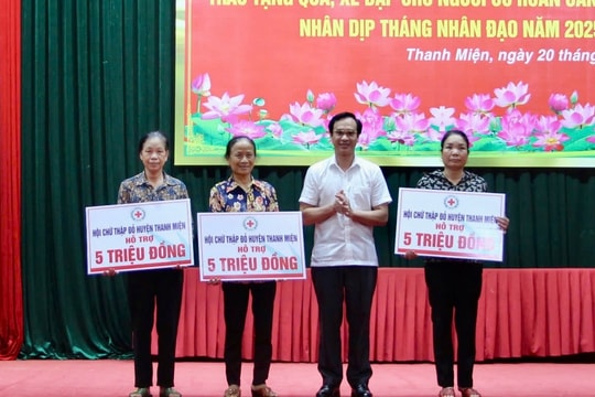 Tặng quà cho người nghèo, học sinh khó khăn ở Thanh Miện