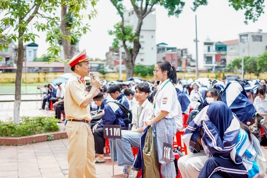 Tuyên truyền an toàn giao thông cho học sinh 5 trường học cạnh đường giao thông phức tạp