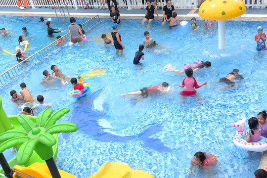 Bể bơi vào mùa cao điểm