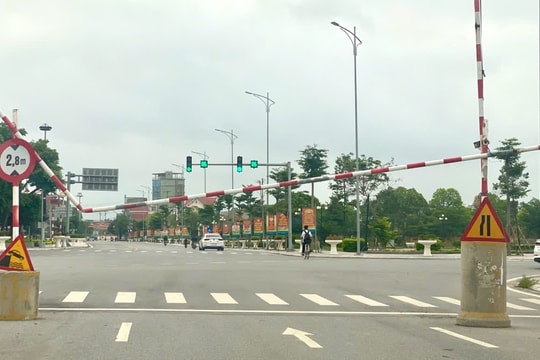 Gác chắn bị gãy tại khu vực đèn tín hiệu thị trấn Phú Thái (Kim Thành)