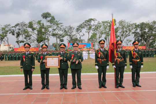 Trung đoàn 2 đón nhận Huân chương Bảo vệ Tổ quốc hạng ba