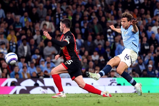 Man City chạm một tay vào vé dự Champions League