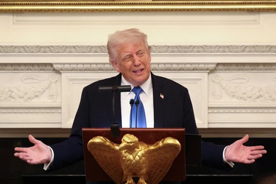 Tổng thống Donald Trump và trò chơi mặc cả quyền lực
