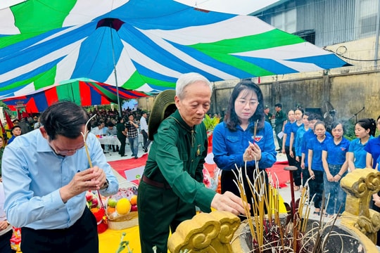 Hội Cựu thanh niên xung phong Hải Dương dâng hương tưởng niệm 36 liệt sĩ hy sinh tại cảng Vật Cách (Hải Phòng)