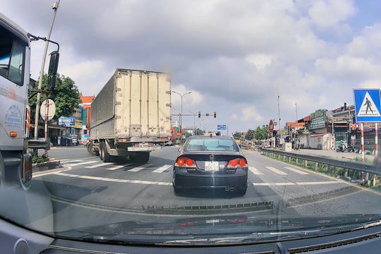 Đèn tín hiệu ngã tư xã Vũ Dũng (Kim Thành) lúc đúng, lúc sai