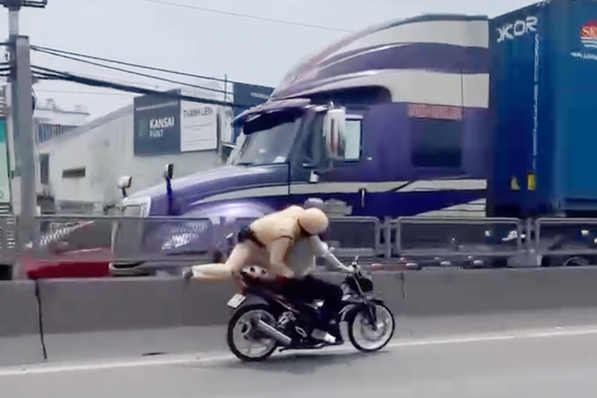 Vụ cảnh sát giao thông bám víu vào xe máy: Lời trần tình khó chấp nhận của lái xe