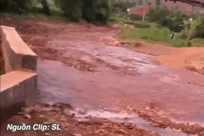 Clip ghi lại phút nước lũ dâng nhanh khiến nhiều người thót tim
