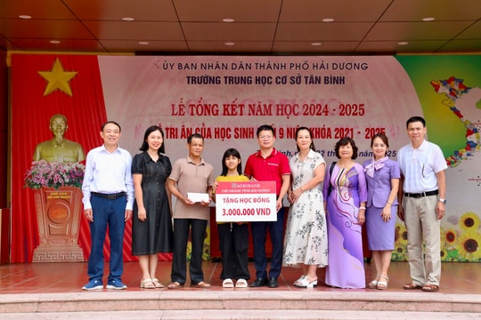 Trao 25 suất học bổng “Nâng cánh ước mơ” cho học sinh vượt khó học giỏi