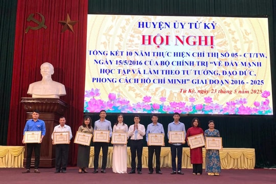 Tứ Kỳ khen thưởng 17 tập thể, cá nhân điển hình thực hiện Chỉ thị 05