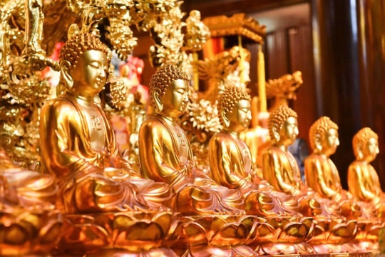 Ngôi chùa gần 400 tuổi ở Bắc Giang lung linh ngày rước xá lợi Phật