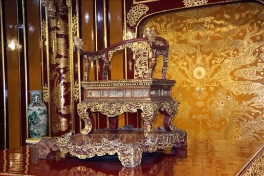 Một người tự ý xâm phạm ngồi trên ngai vàng ở Điện Thái Hòa