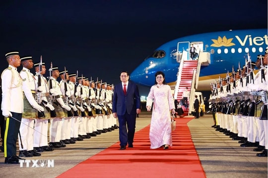 Thủ tướng Phạm Minh Chính tới Kuala Lumpur, bắt đầu thăm Malaysia và dự các hội nghị cấp cao