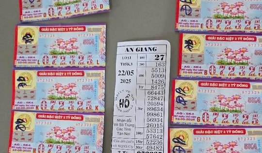 Mua 11 tờ vé số rồi tặng bạn 5 tờ, tất cả đều trúng giải đặc biệt