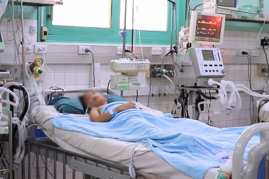 Bé gái 8 tuổi ở Phan Thiết bị cửa cuốn tự động “nuốt trọn” khi đang chơi đùa