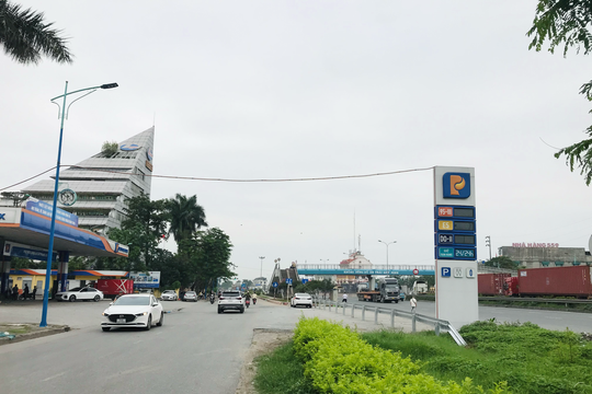 Rào chắn 10 điểm đấu nối trái phép từ đường gom Hoàng Ngân, An Định ra quốc lộ 5