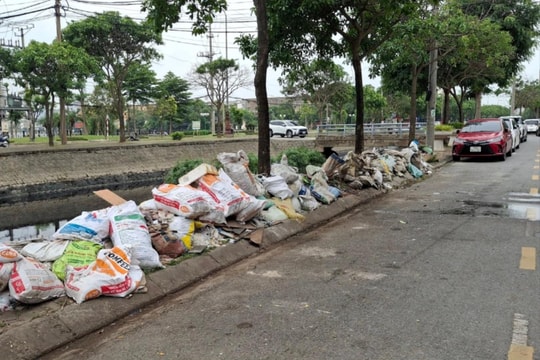 Mất mỹ quan đô thị vì rác thải xây dựng đổ bừa bãi