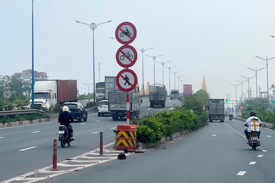 Có biển cấm, xe máy vẫn đi trên cầu vượt Ngô Quyền (TP Hải Dương)