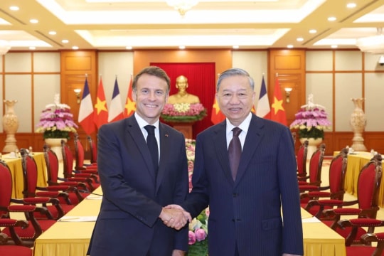 Vietnam treasures multifaceted collaboration with France: Party chief