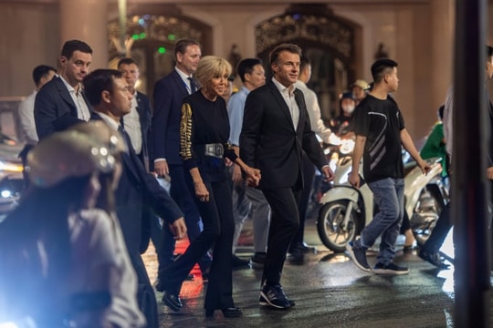 Tổng thống Pháp và phu nhân dạo phố cổ Hà Nội